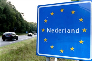Bord &#x27;Nederland&#x27; bij de Nederlands - Duitse grensovergang