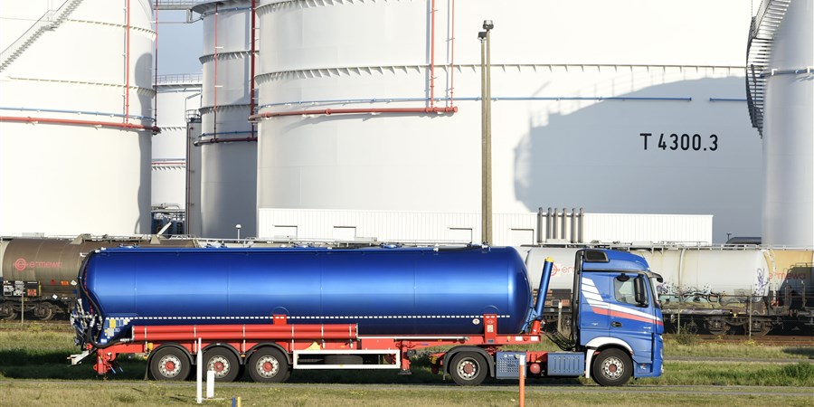 Container vrachtwagen / Oiltanking Stolthaven Antwerp NV. / terminal terminals opslag olie