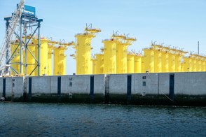  De Heerlense vestiging van CBS, met op de voorgrond een bord met het CBS-logo en de tekst "Centraal Bureau voor de Statistiek".