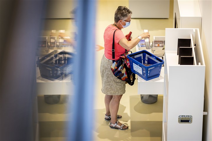 DEN HELDER - Bezoekers melden zich in de bibliotheek om weer zelf boeken te kunnen uitzoeken. Na een maandenlange sluiting wegens corona gaat de bieb weer open en zijn bezoekers weer welkom.