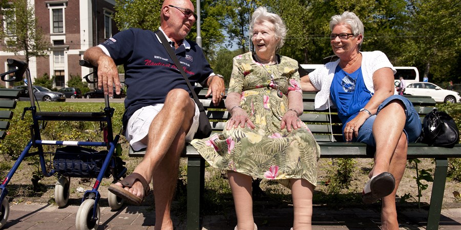 Nederland, Noord-Holland, Amsterdam, 5-6-2013. Een 93 jarige dame met haar dochter en schoonzoon op een bankje in het park aan de Plantage Middenlaan.